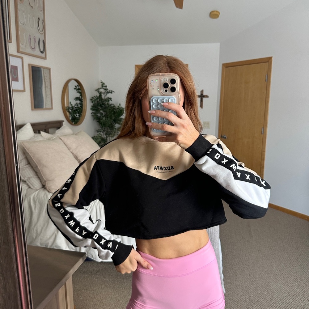 Sarah’s Day x Whitefox Women's Black and Tan Cropped sweatshirt